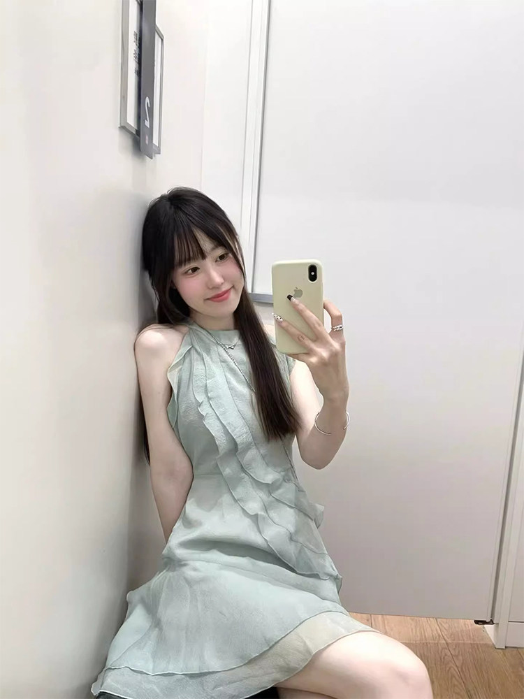 夏の高級感がありユニークで美しい肩をあらかじめ開いたデザインホルターネックフリル付きのAラインドレス