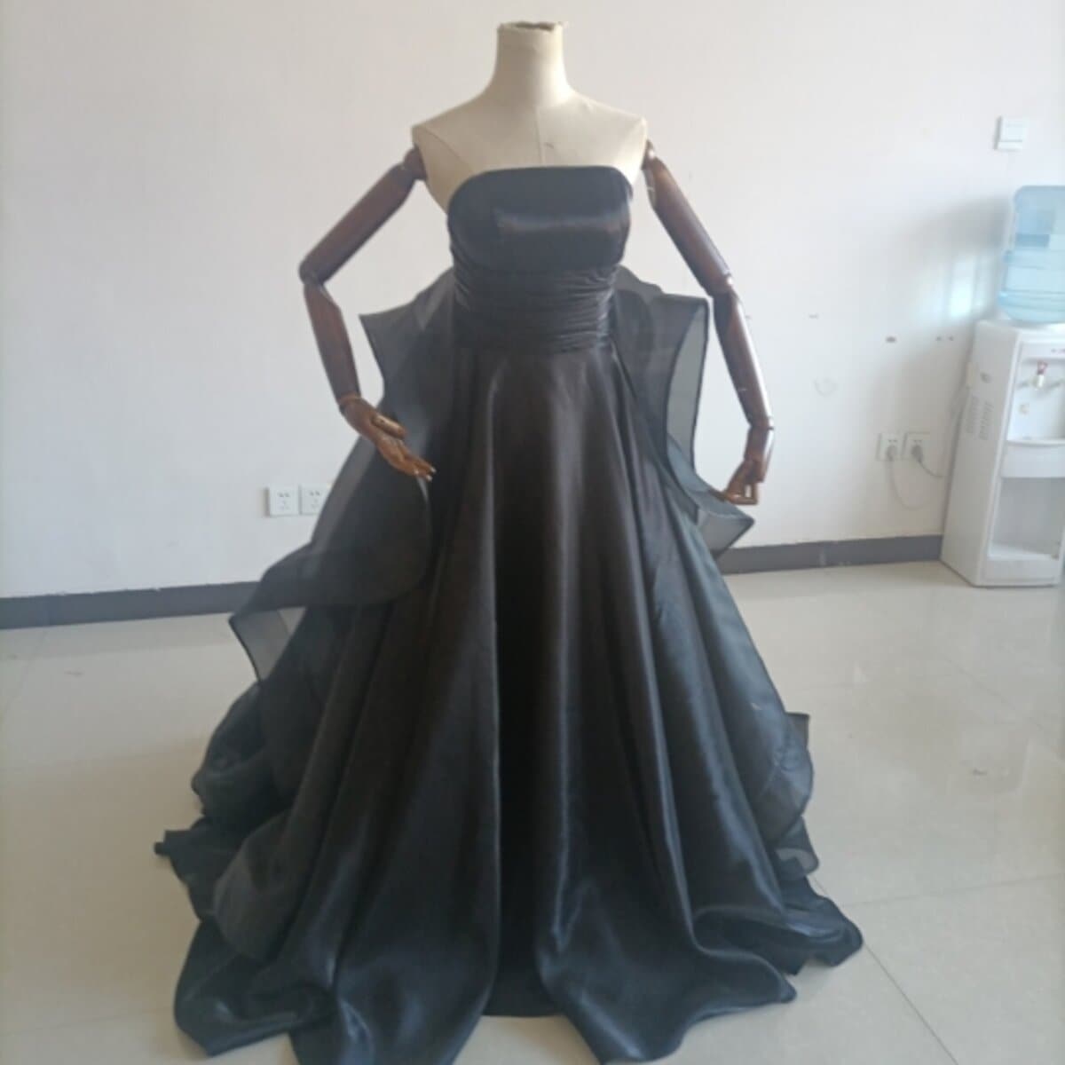 ウエディングドレス　スタイリッシュなバックスタイル　ベアトップ