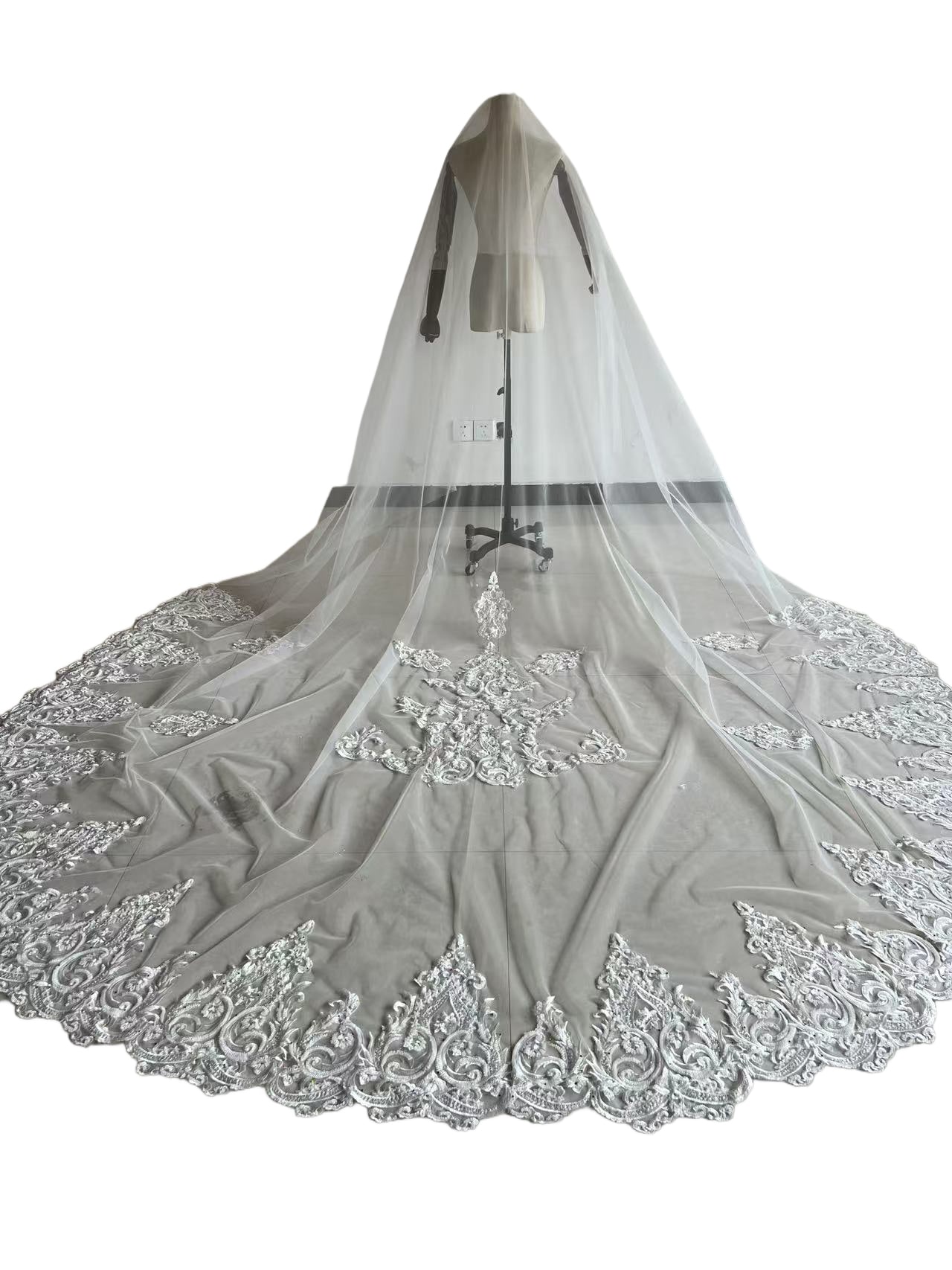 豪華！ロングベール オフホワイト キラキラ光る刺繍 シアーな美しさ 結婚式