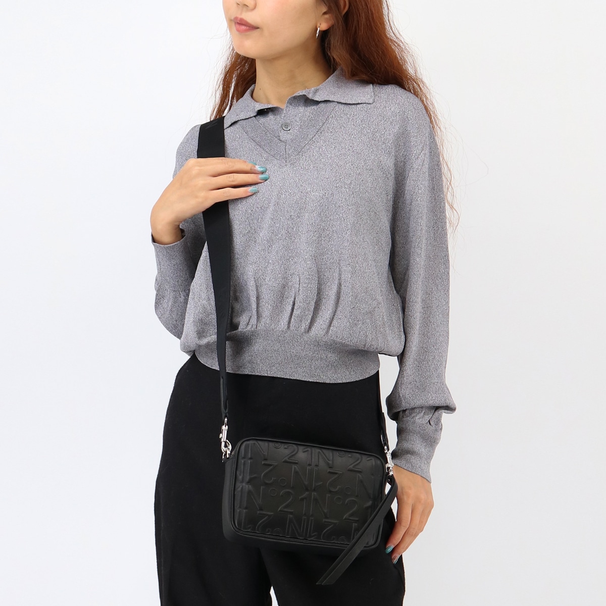 23EBP0920EMB1 N001 BLACK レザーロゴカメラバッグ Camera Bag ショルダーバッグ クロスボディ エンボス 斜めがけ レディース No2