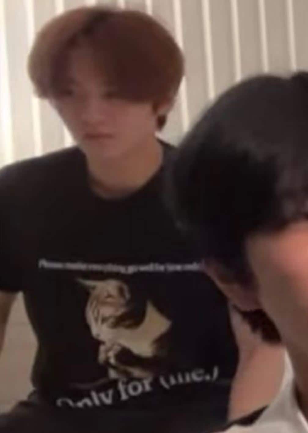 【リノ着用】PRAYING CAT 半袖  Tシャツ・カットソー [ブラック] Qoo10 ITZAVIBE SKZリノPRAYING CAT プリン