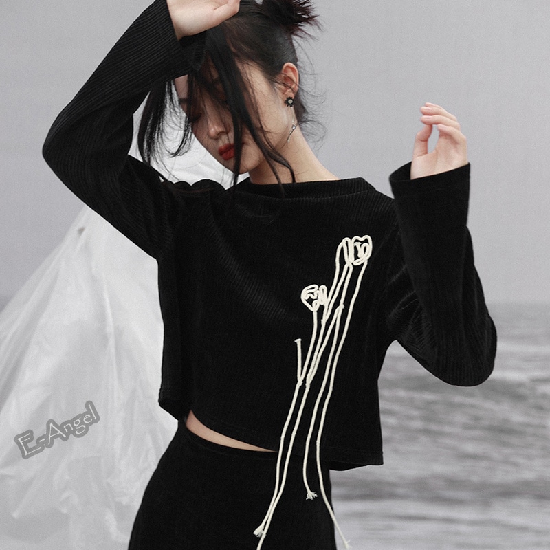 個性的 パーカー ショート丈 レディース 黒 ラウンドネックプルオーバー チューリップ造形ライン入り シェニールトップス 高見え 着瘦せ モダンファッション