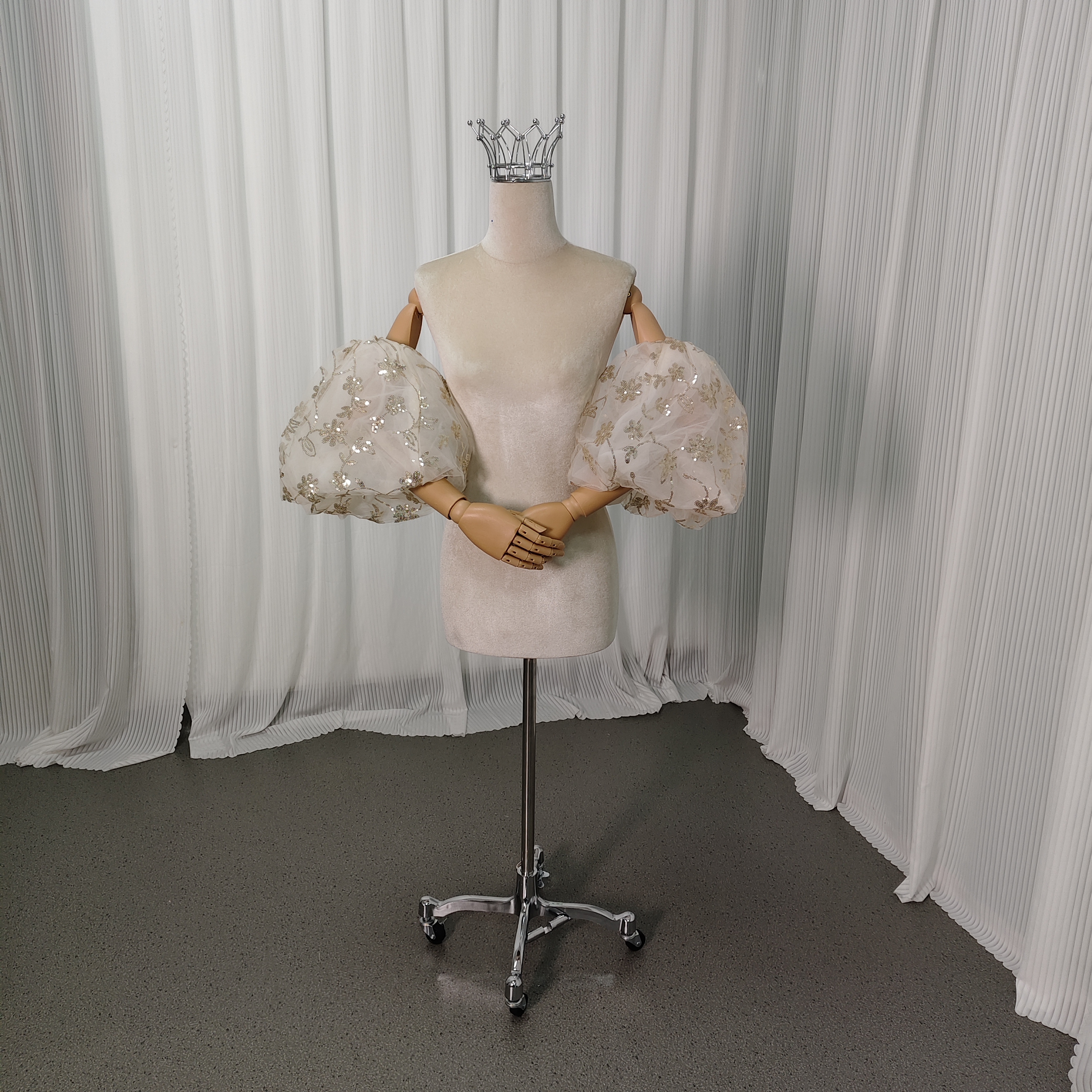 パフスリーブ 薄シャンパンの色 キラキラ光る刺繍 ストレッチ 披露宴