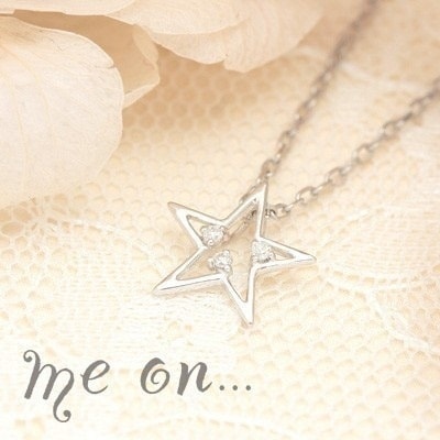 me on...３つのダイヤが星と煌く K10ホワイトゴールド WG ダイヤモンドペンタグラムスターモチーフネックレスノスタルジックな星の輝き 魔除け効果も