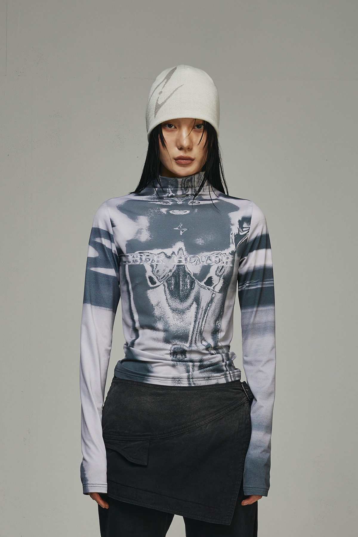 【BLR】 BODY PRINTED HIGH-NECK TOP