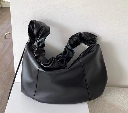 バッグ カバン レディース ショルダー 斜めがけ 肩がけ ボディバッグ スリム タブレット端末収納 ラウンド タッセル ポケット ファスナー バケット 厚手 レザー 大人可愛い シンプル カジュアル