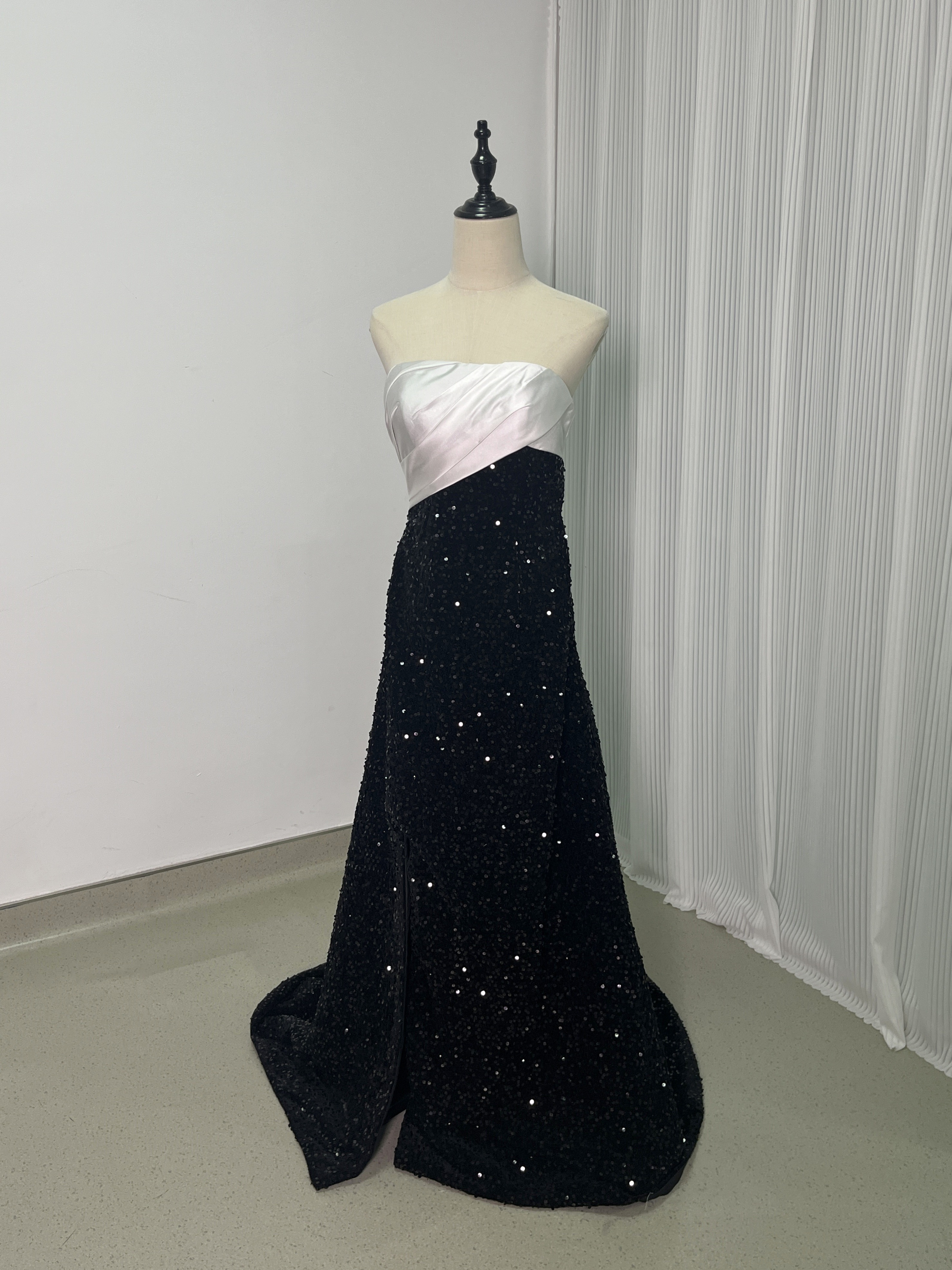 パーティードレス ベアトップ ブラック キラキラスパンコール ファスナー 2次会/合コン/デート