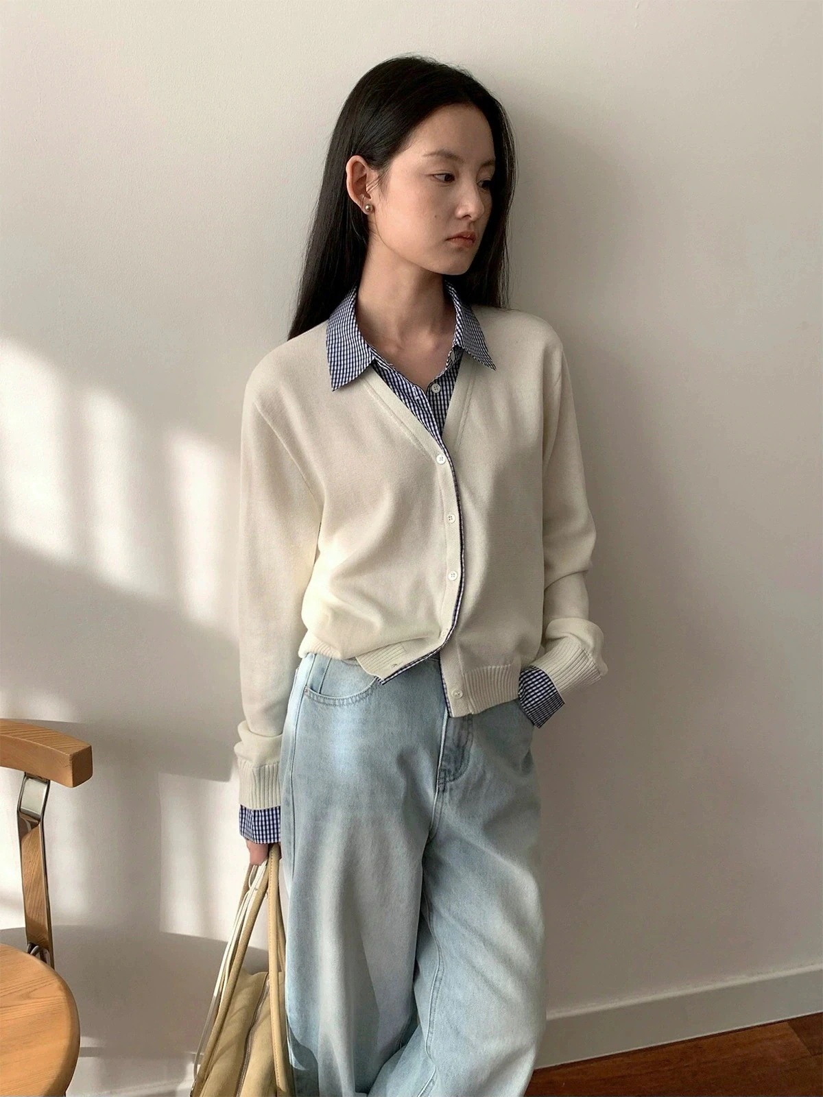 女性向けのインテリアント風のフェイクツーピースチェックシャツ ニットのポロオープレギュラーカフスンカーデパステルカラーィガンとのパッチワークデザインです 年の早春新作 2025