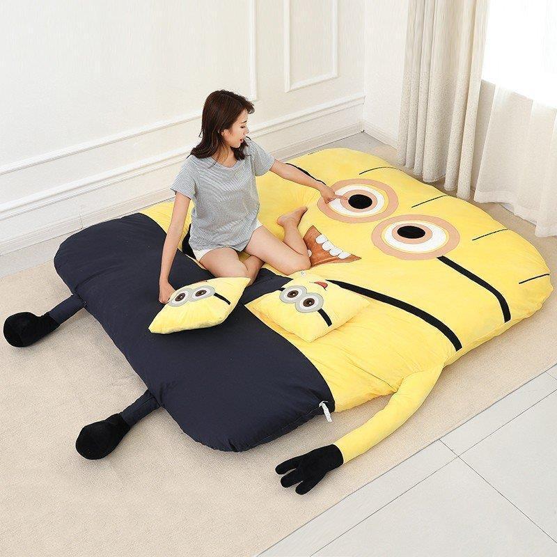 キルトラグカーペット ミニオン柄厚手タイプ 洗える綿素材 約 2 畳サイズ ソファーとしても使用可 可愛いじゅうたん