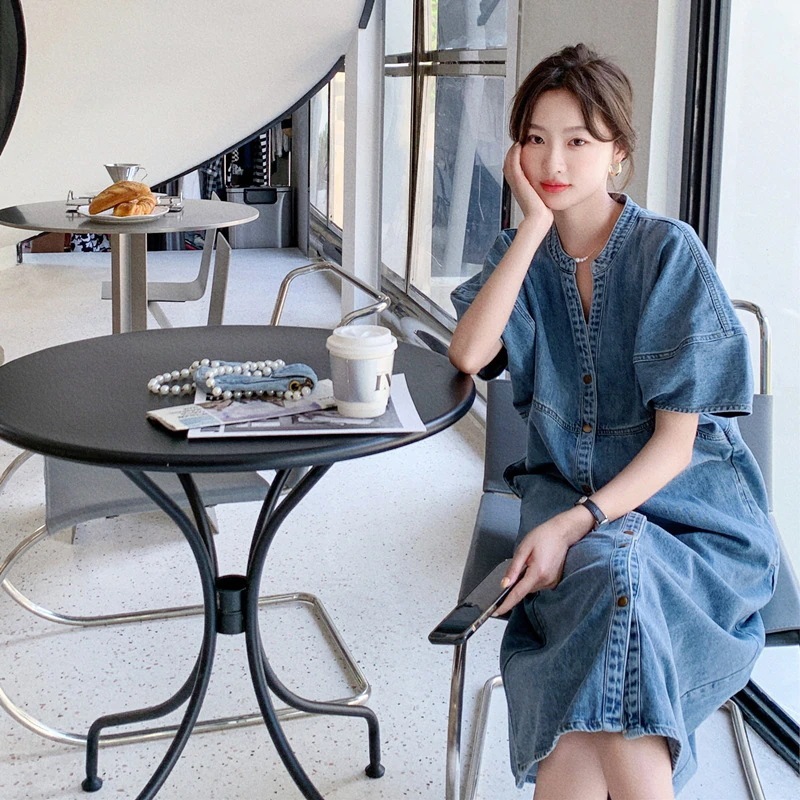半袖デニムワンピース女性夏2024新しい韓国ルーズファッションデザインセンス揚げストリートシングルブレストシャツワンピース