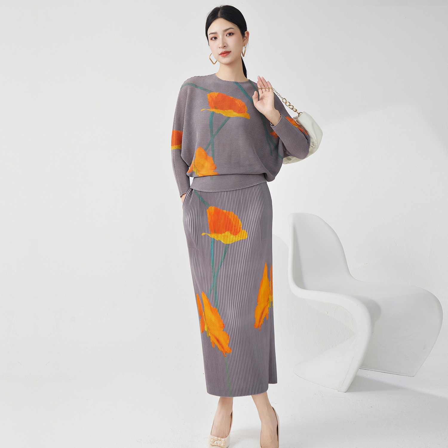 秋のカジュアルスーツの婦人服の高級プリントのコウモリの袖のtシャツの上着のフォークの半身のスカートの2つのセット