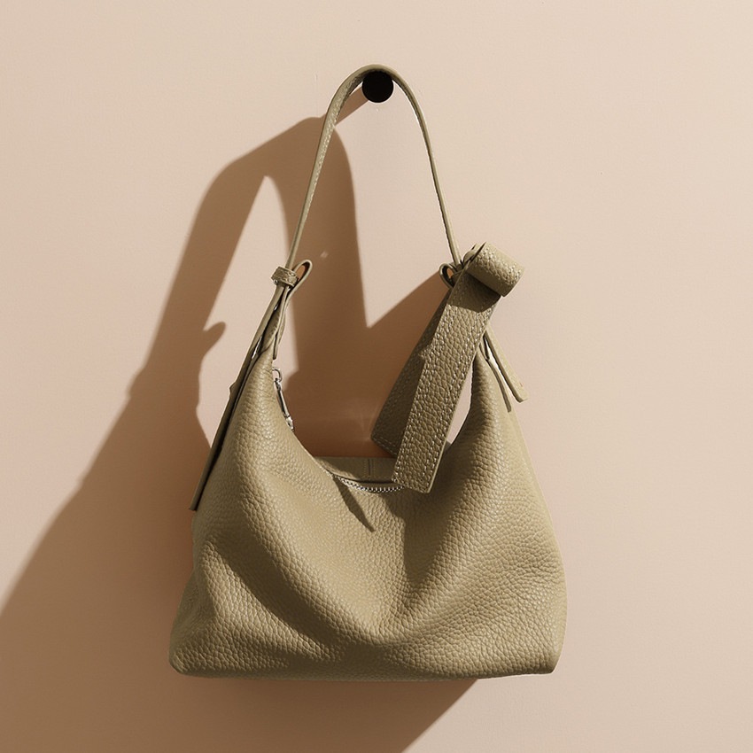 牛革トートバッグ　大容量トートバッグ　通勤通学ショルダーバッグ　お洒落な女性バッグ　トートバッグ　レディースバッグ　軽量バッグ　お洒落なカバン　韓国バッグ　ins人気