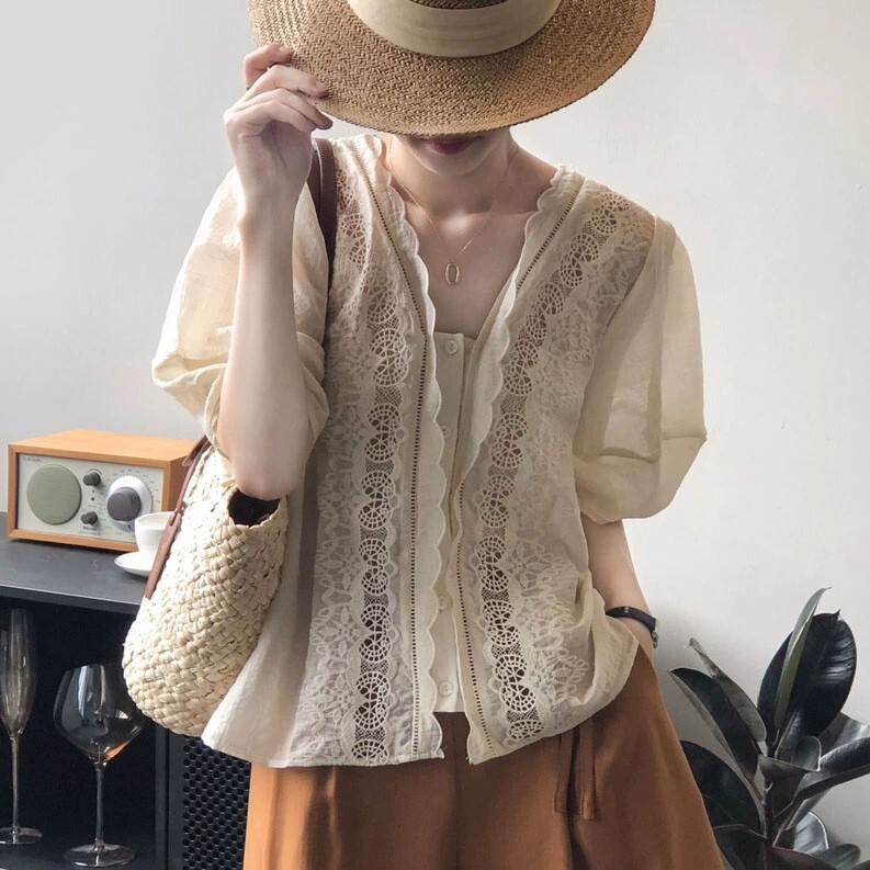 トップス ブラウス レース パフスリーブ 透け感 清楚 袖あり 半袖 5分袖 五分袖 Vネック 襟なし 前開き 薄手 かわいい 可愛い きれいめ カジュアル 大人 上品 おしゃれ お洒落 大人可愛い