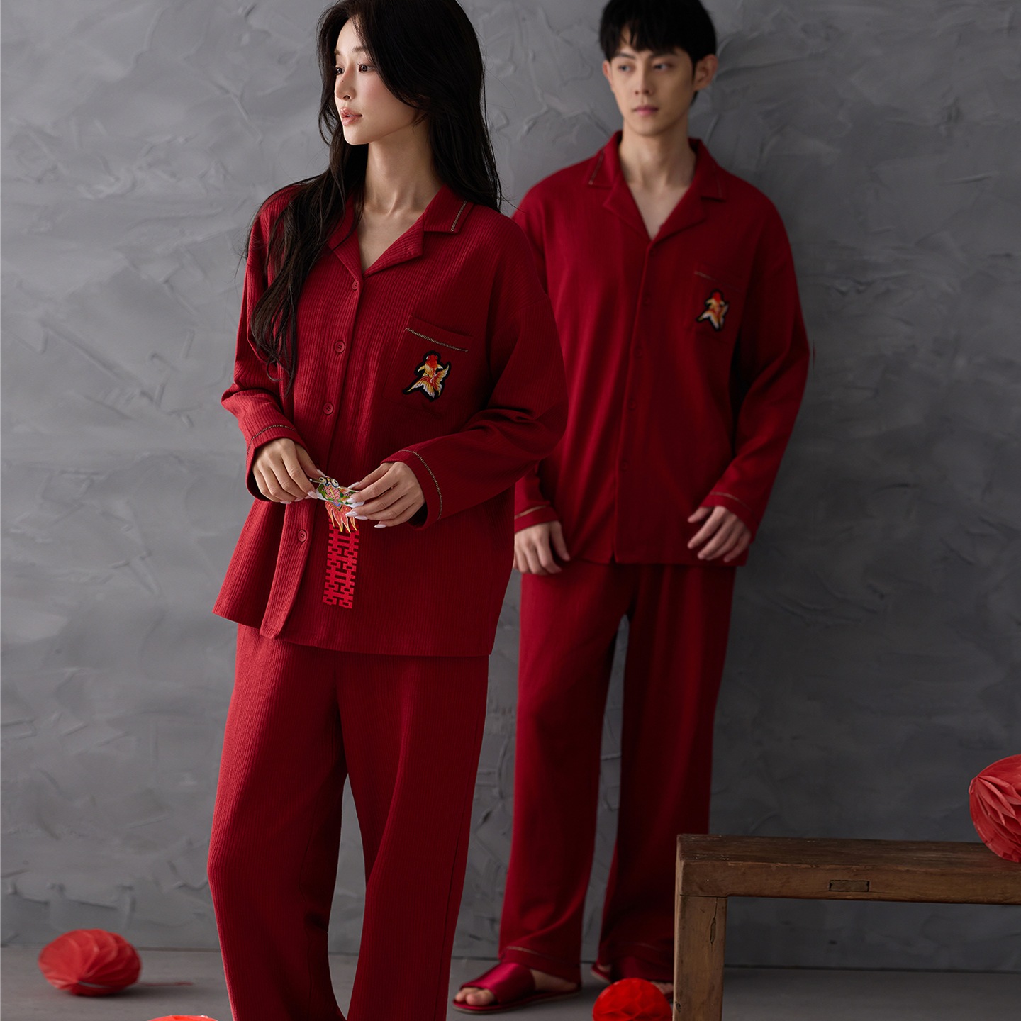 高級な赤いウェディングパジャマ春のカップルラウンジウェアカーディガンメンズとレディースのホームウェアセットストレッチコットン