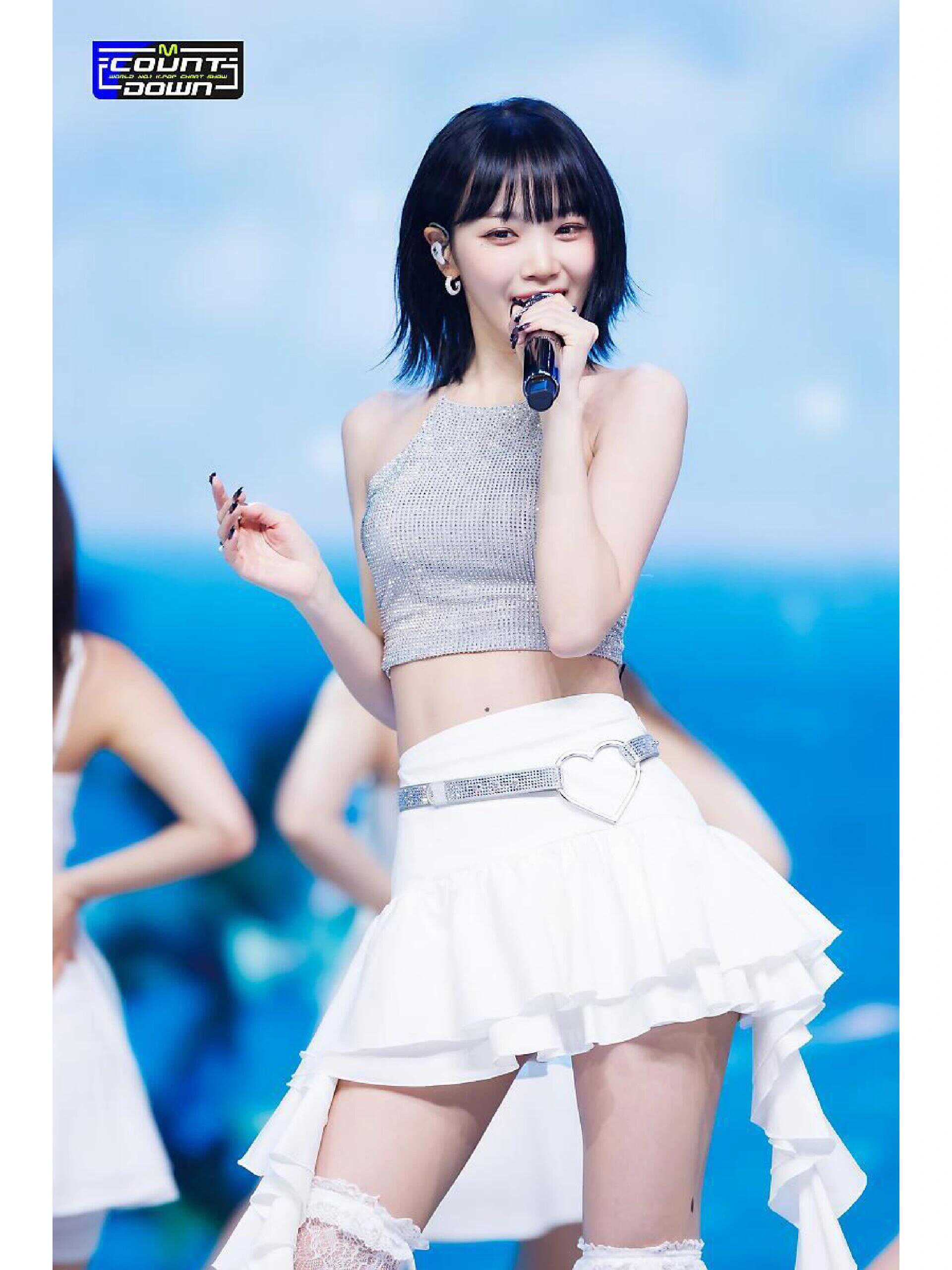 Jin Caiyuan レッセラフィム シルバー ストラップ付き ホワイト不規則なショート スカート スーツ パフォーマンス ダンス衣装