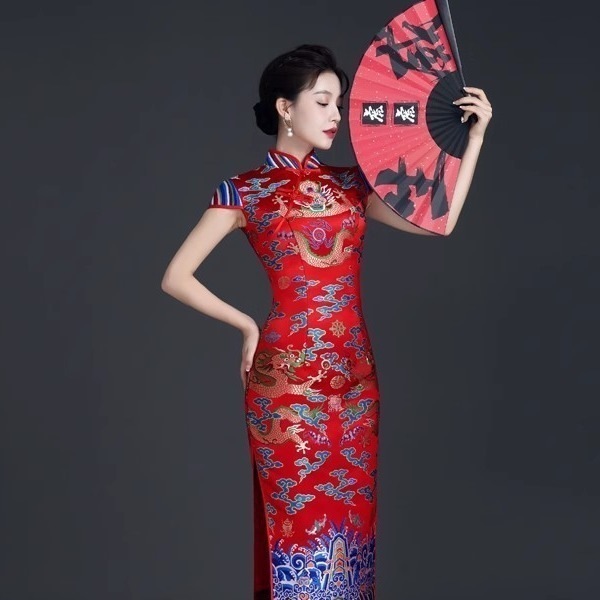 ワンピースドレスドレススタイル改造されたチョンサム2025秋と冬の赤い宴会ドレスママショーパフォーマンスドレス