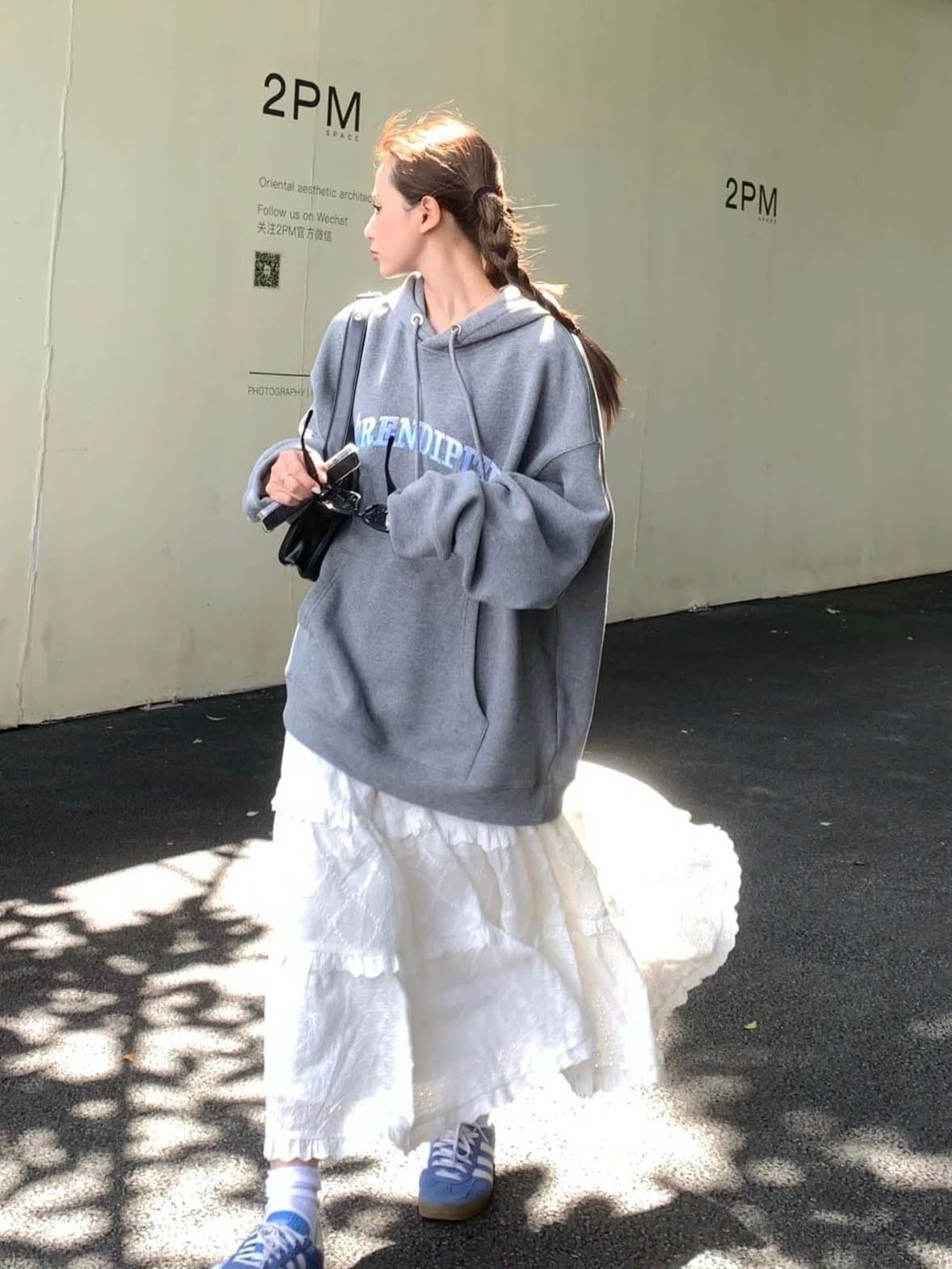 ミディアム丈プラスサイズレディースウェアパーカーレタープリント中わた入りフード付きトレーナー