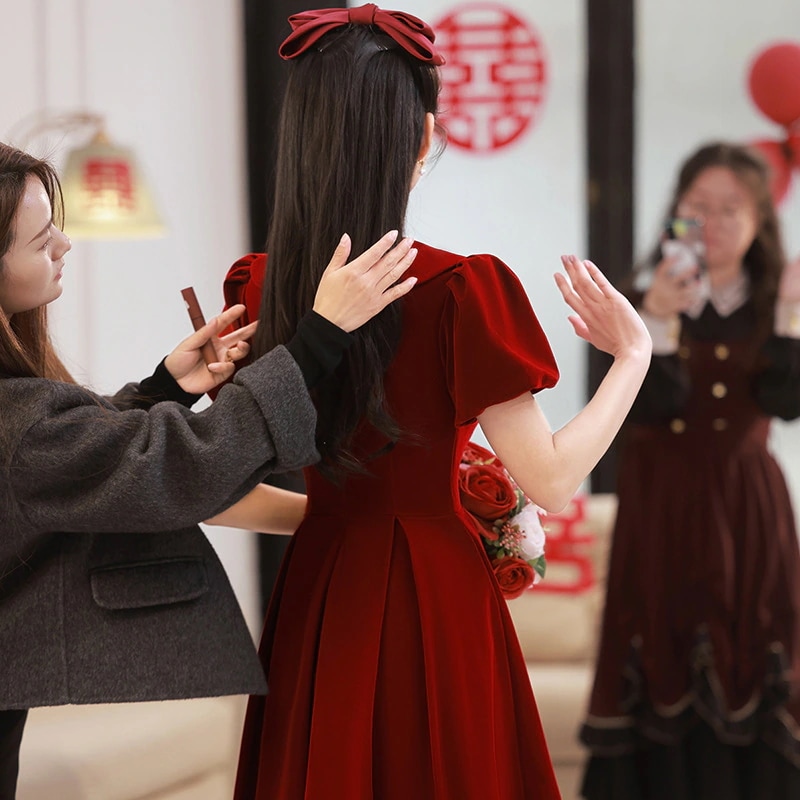 服2025花嫁の夏の小さなウェディングドレスレッドドレスエンゲージメントと帰国カジュアルウェア女性