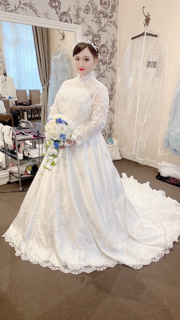 実例写真！トップスのみ ロングスリーブ 花柄モチーフで刺繍が美しい くるみボタン 結婚式