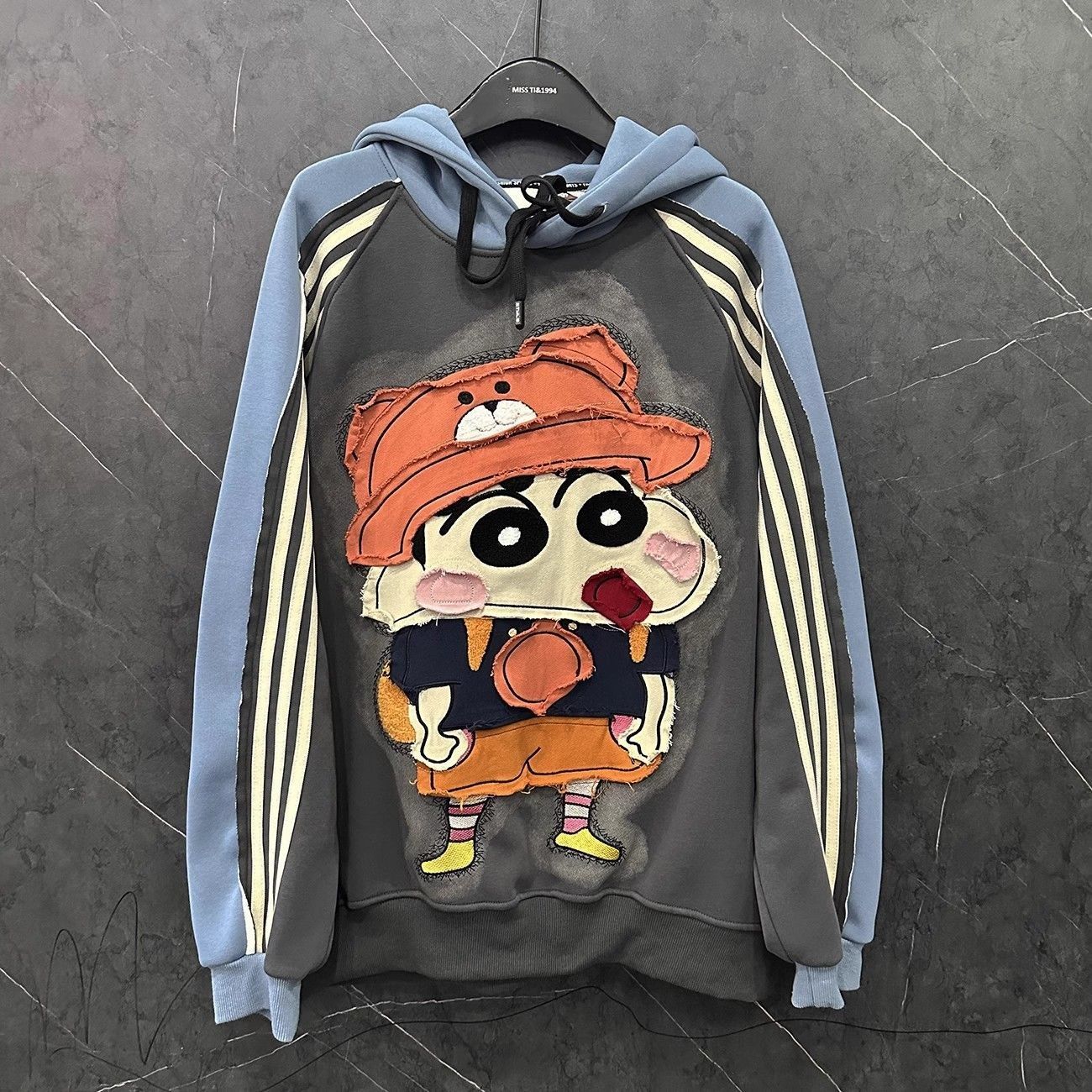 可愛い ！秋冬2025新作ファッション布刺繍 クレヨンしんちゃん ボーちゃん 色合わせ帽子付きのカーディガン女性のゆったりとした減齢上着のファッション