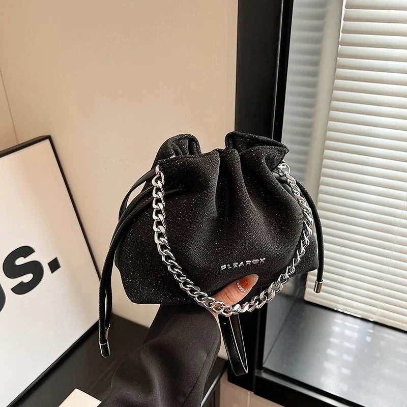 【即納】店舗お勧め!ショルダーバッグ トートバッグ 韓国風ファッション ニッチプリーツバッグ女性用 2025 新しいトレンディなファッション万能チェーンクロスボディバッグ人気無地巾着バケットバッグ