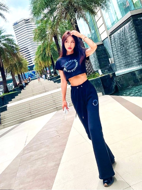 【在庫処分】LISA スウェット パンツ フレアパンツ ブラック CIRCLE LOGO ARTWORK BOOTS CUT BLACKPINK リサ