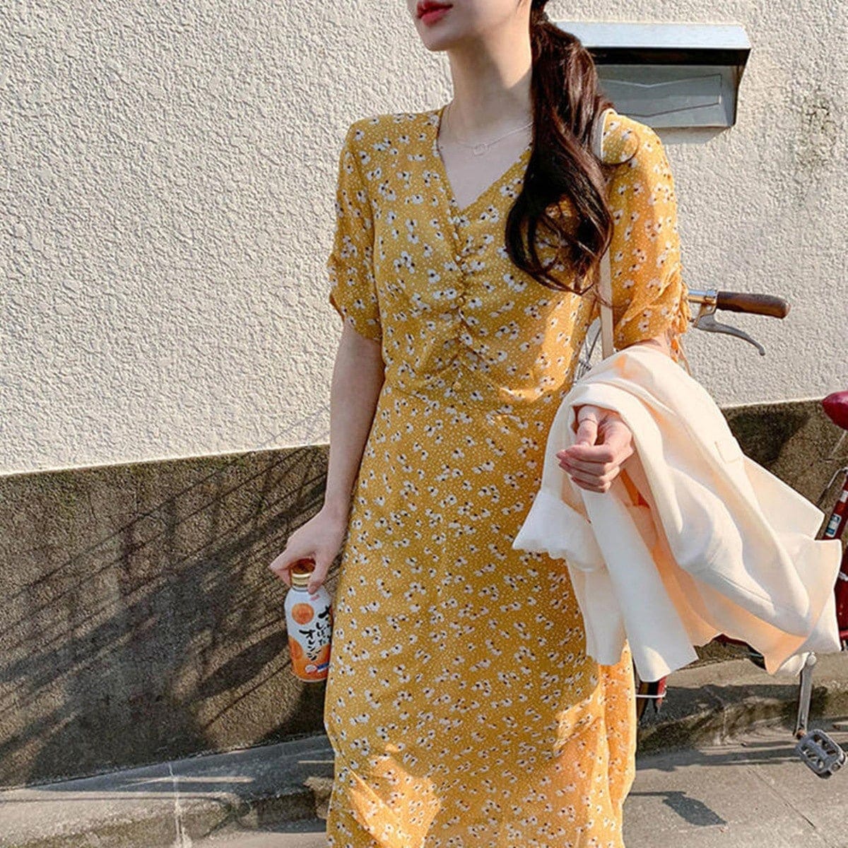 シフォン ワンピース 花柄 総花柄 小花柄 Vネック 袖あり 半袖 ロング ミモレ丈 シャーリング ドローストリング ドロスト Aライン 透け感 スリム 細身 ハイウエスト 切り替え ふんわり