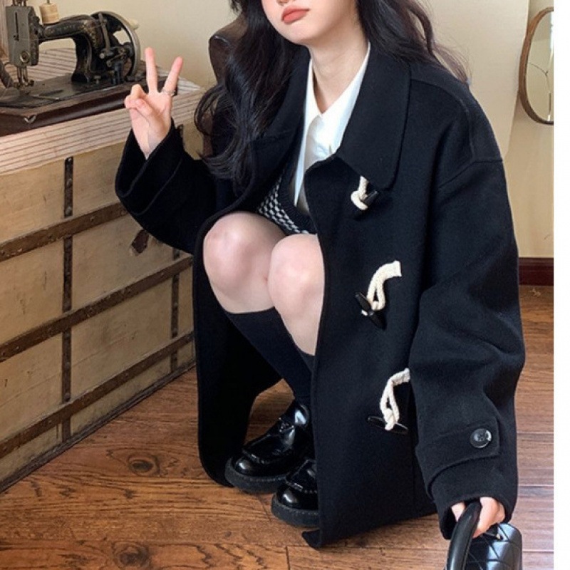 女性用の小さなカレッジスタイルのブラックレトロウールコート用ショート肥厚ホーンボタンウールコートルーズ