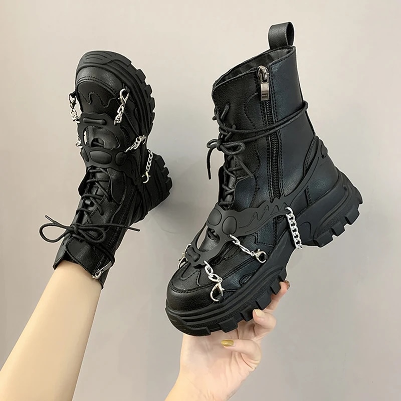 女性のための革と金属の戦闘靴 パンク ゴシック オートバイのブーツ 秋 新しい
