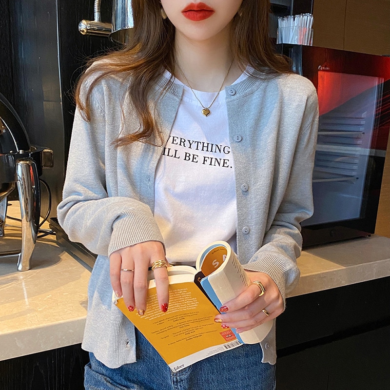 ニットカーディガンのコート秋服女性2024新型起爆金外付け高級感初秋セーターゆるい秋上着
