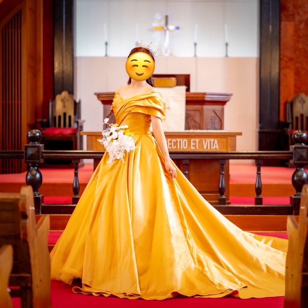 実例写真！ビビットイエロー カラードレス プリンセスライン オフショルダー スリット 花嫁 前撮り