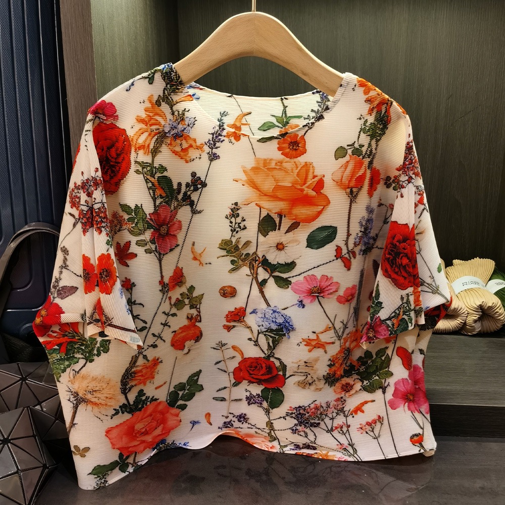 ファッションプリントのコウモリの袖がゆったりしている半袖tシャツの夏の気質の通勤のユリのしわの上着