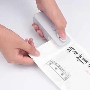 シーラー 家庭用 小型ヒートシーラー 軽量 USB充電式 密封機 開封 & 密封 2in1 カッター付き 真空包装機 キッチンシーラー 鮮度長持ち 食品保存 操作簡単