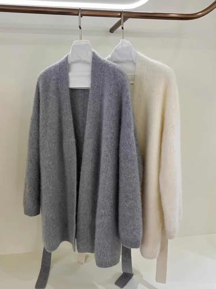 グレーのミディアム丈の馬海毛セーターコート女秋冬ゆったりニットカーディガン高級感モチモチトップス