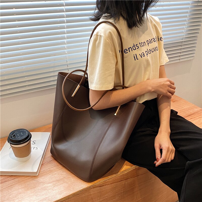 4色 ショルダーバッグ ハンドバッグ トートバッグ レディース 肩掛け 軽量 大容量 大きめ カジュアル かわいい おしゃれ 通勤 旅行 バケツ型 大きい 大人可愛い きれいめ シンプル 大人 上品 7,785円