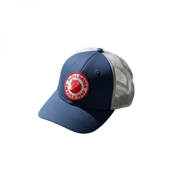 FJALLRAVEN 26SS 1960 ロゴ トラッカー キャップ (78138534) (1960 Logo Langtradarkeps Buckwhea