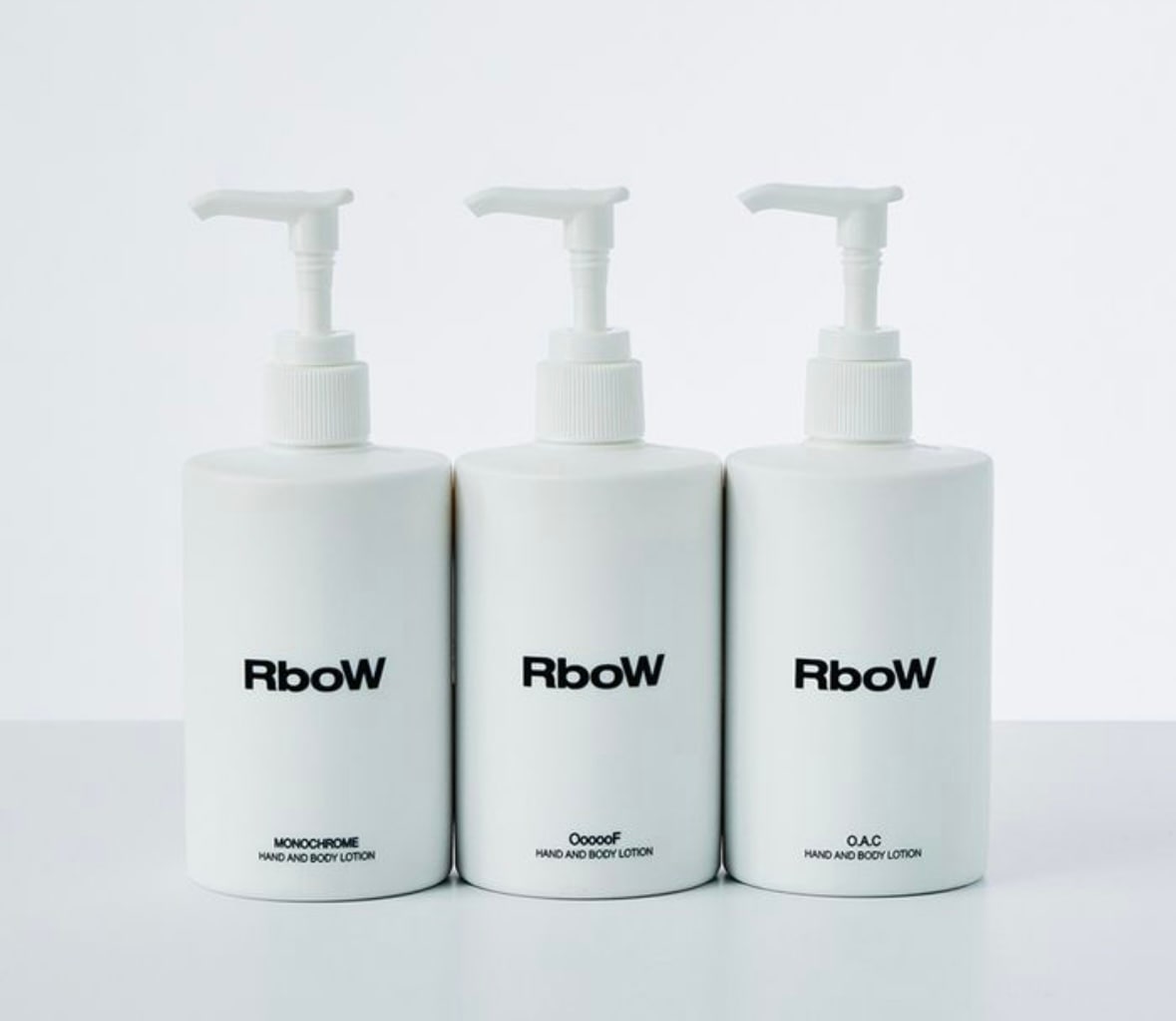 RboW ハンドアンドボディローション 300ML（モノクローム·ウープ·オーエーシー）