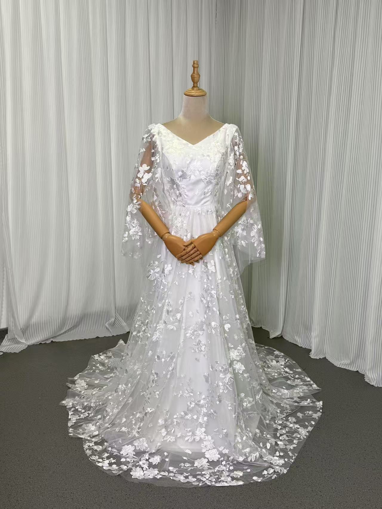 ウェディングドレス Vネック 背中見せ 贅沢な小花総レース 華やかなトレーン ふわふわ袖 結婚式/披露宴 30,537円