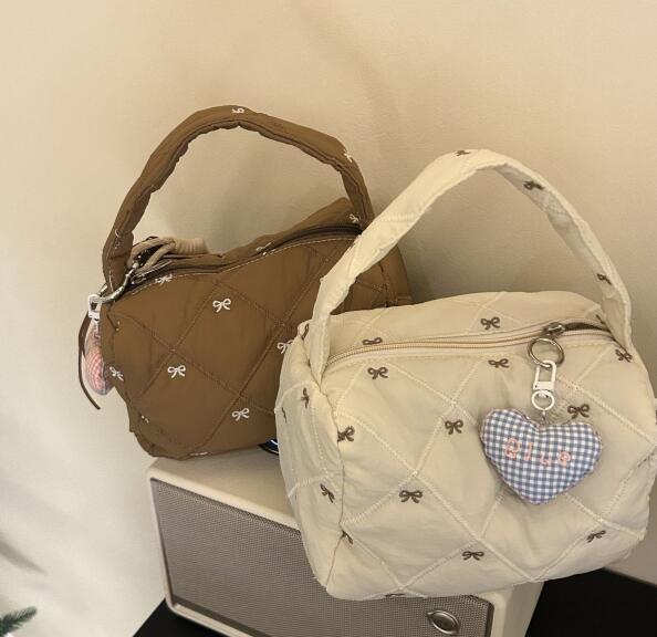 肌触り良好な化粧ポーチ バブル素材 大容量 立体型 外出用洗面ポーチ 7,980円