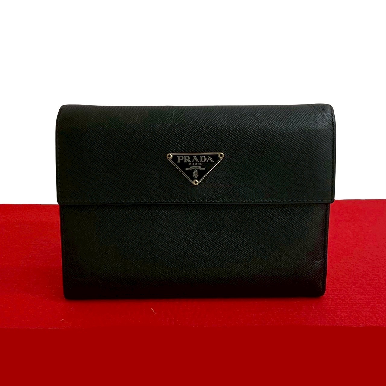 三角ロゴ 金具三つ折り財布 レザー ブラック 38528