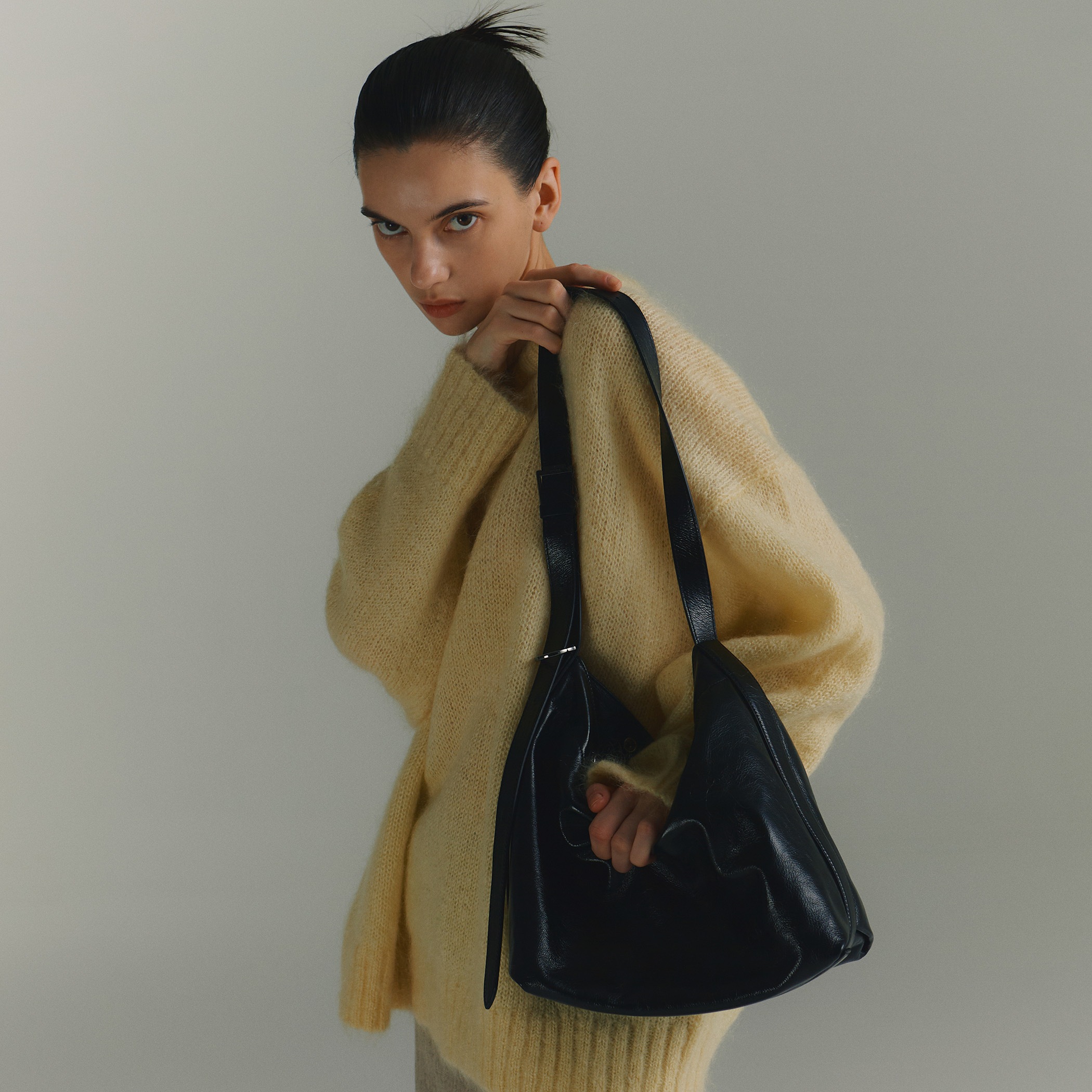 【VUNQUE】 PERFEC BUTTON UP SOFT HOBO S : BLACK