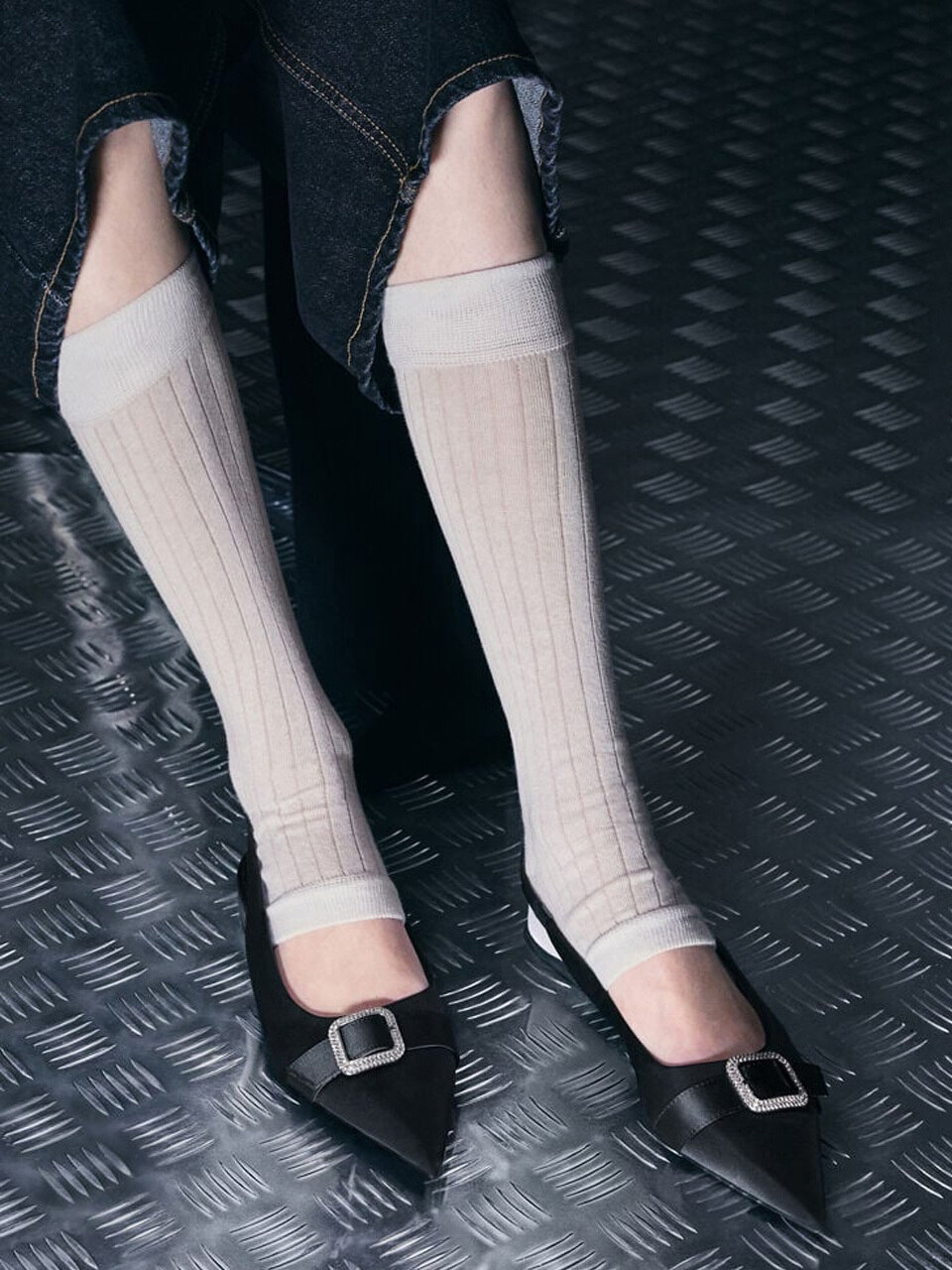 CHARLES & KEITH サテンクリスタルバックルポインテッドトゥスリングバックフラット 3色 CK1 70381147