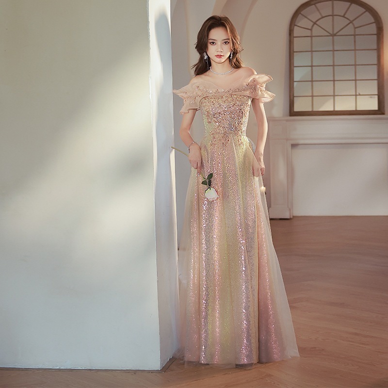女性用シャンパンイブニングドレスニッチライトラグジュアリーフェアリーワンショルダーバンケットホストスパンコール付きイブニングドレス女性用