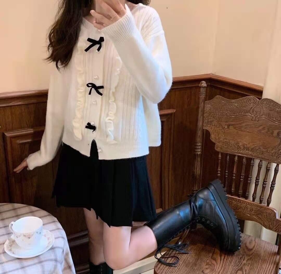 3色 トップス ニット カーディガン レディース 秋冬 春 かわいい きれいめ ショート丈 長袖 ラウンドネック ストレート フリル リボン 前開き ホワイト ブラック レッド ワンサイズ ゆったり