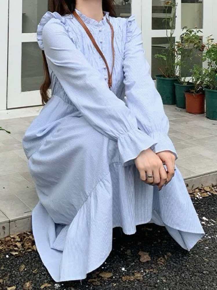 華やかさと上品さを兼ね備えて大人可愛く ティアードストライプシャツワンピース 長袖 フリル パール ギャザー Aライン 上品 フェミニン きれいめ 体型カバー 大きいサイズ 韓国 CH9827