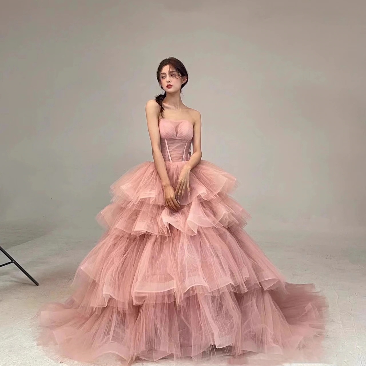 ハイエンドのストラップレスライトウェディングバンケットライトドレスアダルトギフトドレスバースデープリンセススカート