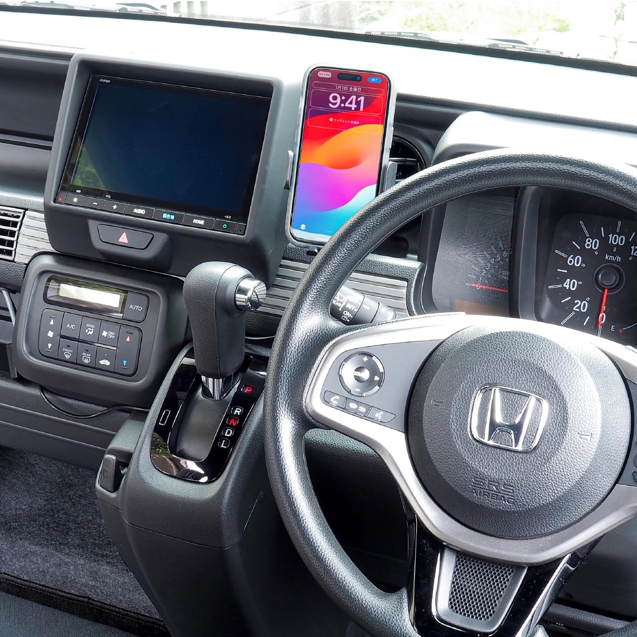 ビートソニック ホンダ N-VAN専用スマホスタンド 専用設計だからこその純正インテリアとの一体感！ 携帯ホルダー iphone 車載ホルダー (BSA17A 自動開閉ワイヤレス充電付きスマホホルダー