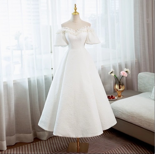 ウエディングドレス オフホワイト Vネック ビーズ 短袖 光沢サテン 編み上げ スレンダーライン ピアノ演奏会/音楽会/発表会など