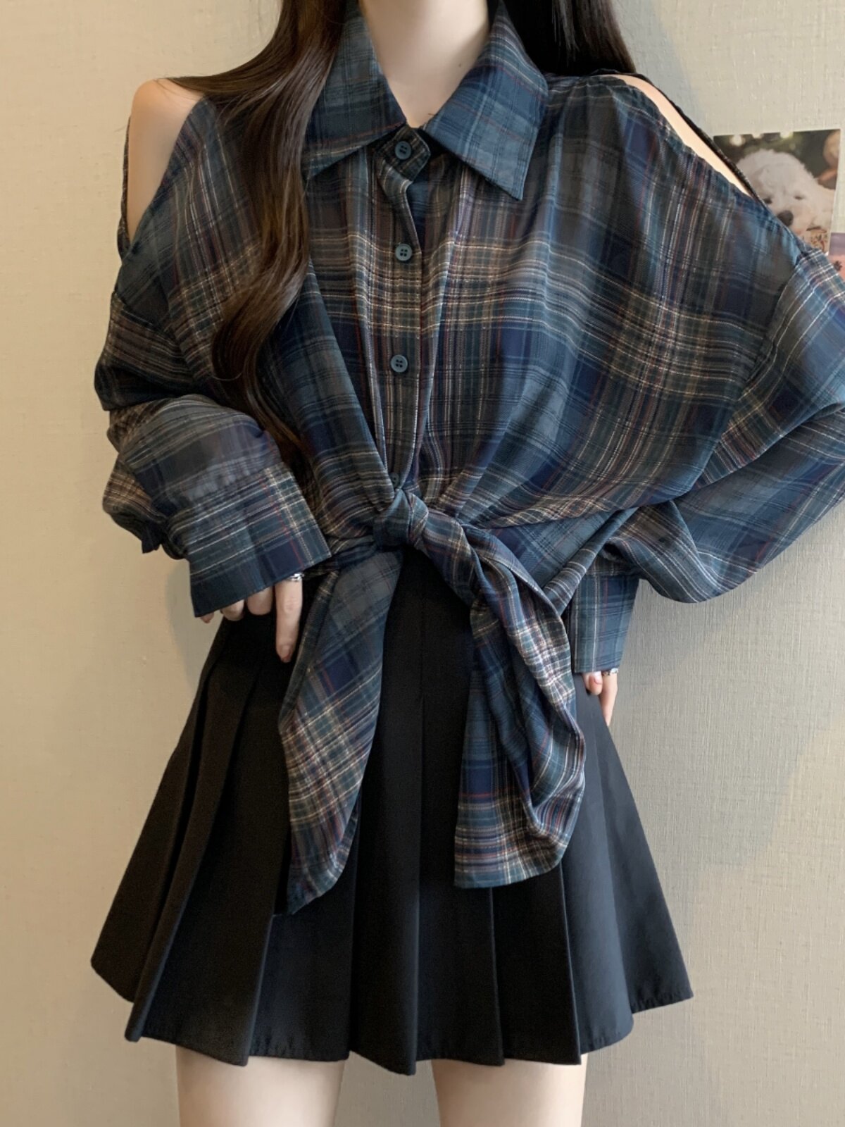 ゆったりとしたスタイルの不規則な肩見せチェック柄長袖シャツぽっちゃり体型向けの大きいサイズでお腹をカバーする万能アウタートップス