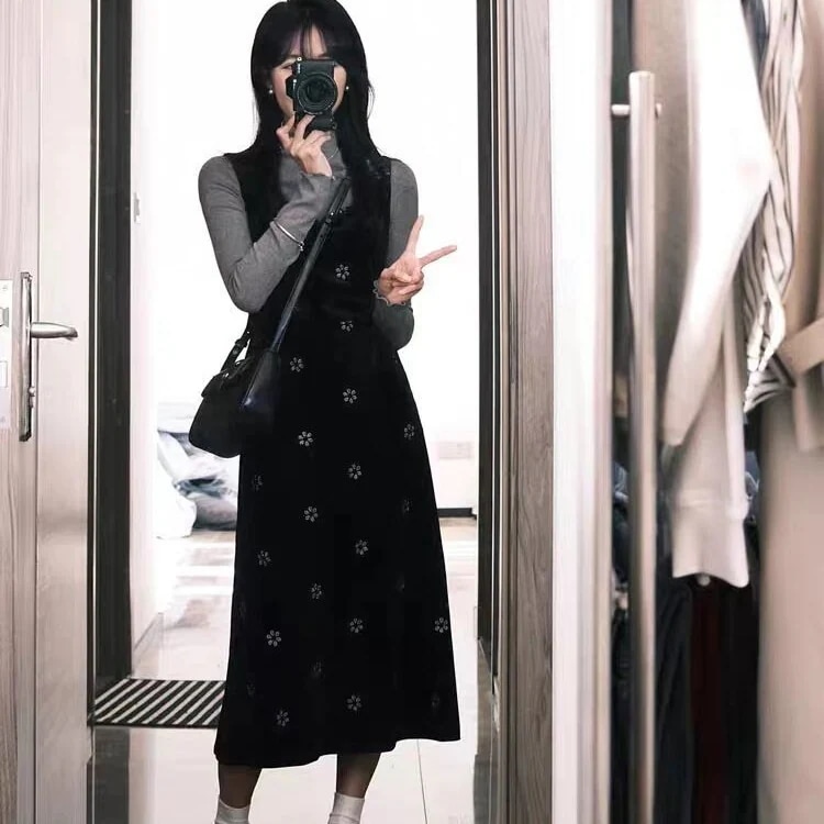 ハイエンドのカスタマイズ-秋と冬のウエスト痩身ドレスレイヤードトップスーツの女性のための小さな黒のプリントベルベットロングスカート